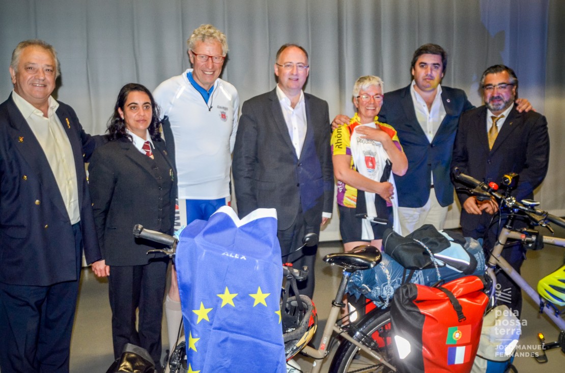 Casal francês vai de bicicleta às 28 capitais da UE para explicar importância dos valores europeus.