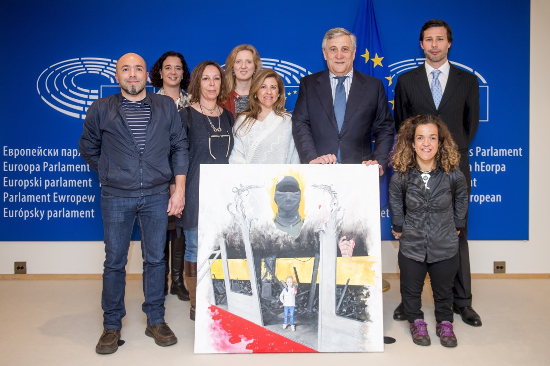 Sofia Ribeiro associa-se à homenagem às vítimas dos ataques terroristas e entrega quadro ao Presidente do Parlamento Europeu